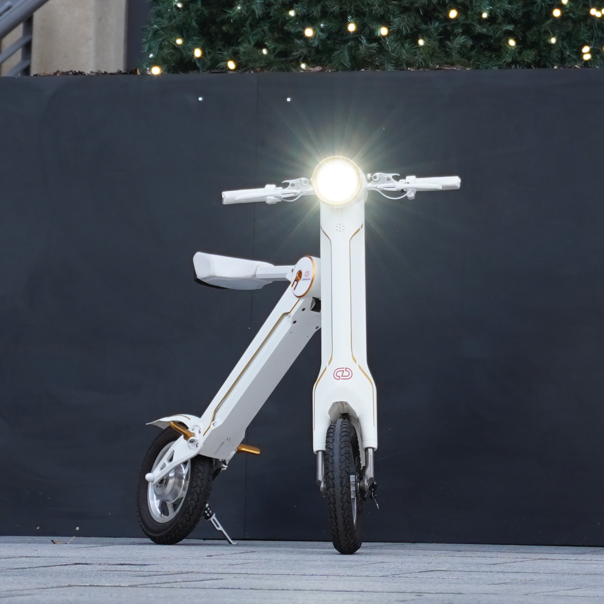 (LOWER FINAL PRICES ON OUR SITE!) The Cruzaa PRO Electric Scooter - 45km Range & 35kmh Top Speed Cruzaa Built in Bluetooth & Speakers + USB - Racing White