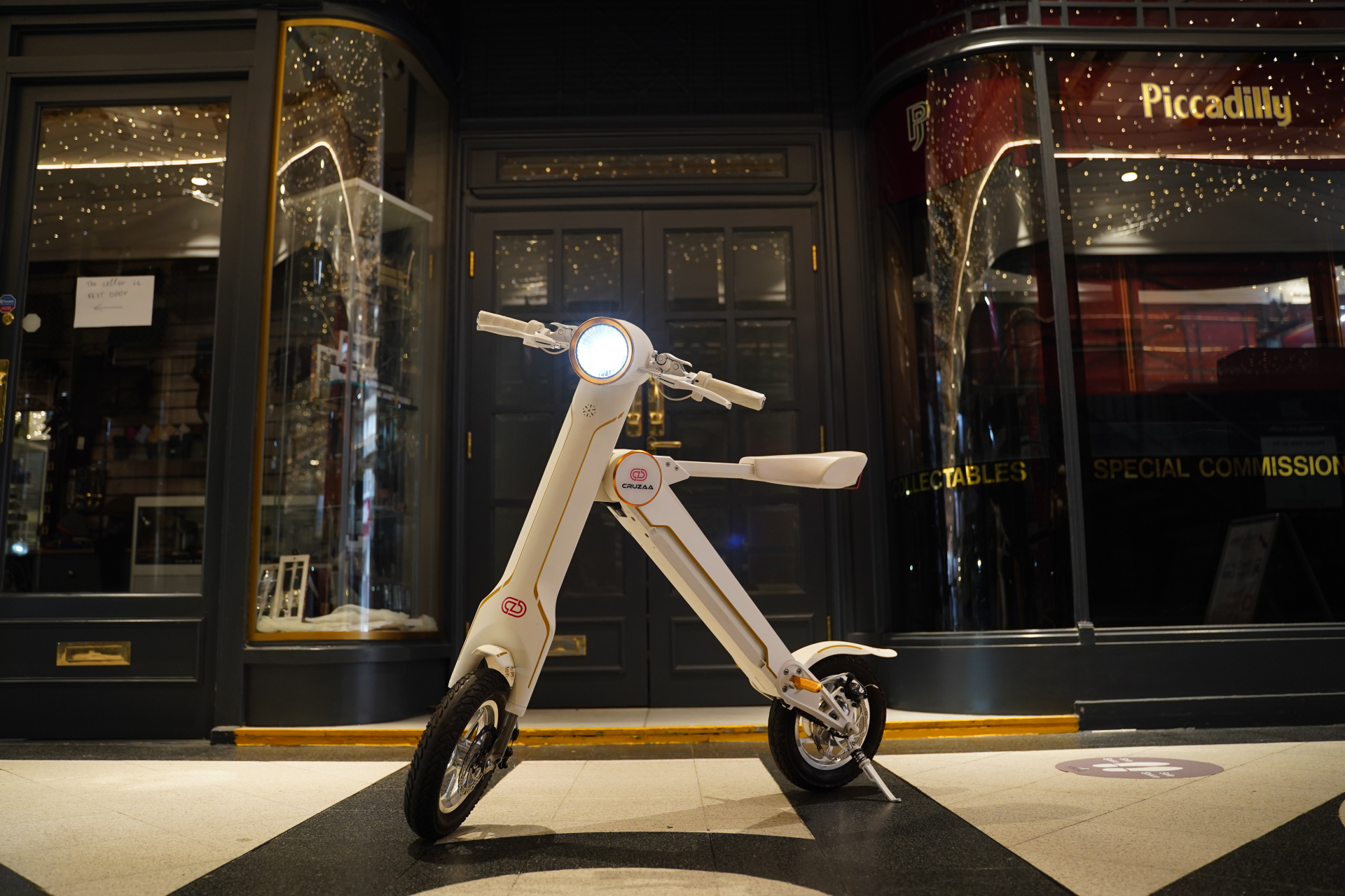 (LOWER FINAL PRICES ON OUR SITE!) The Cruzaa PRO Electric Scooter - 45km Range & 35kmh Top Speed Cruzaa Built in Bluetooth & Speakers + USB - Racing White