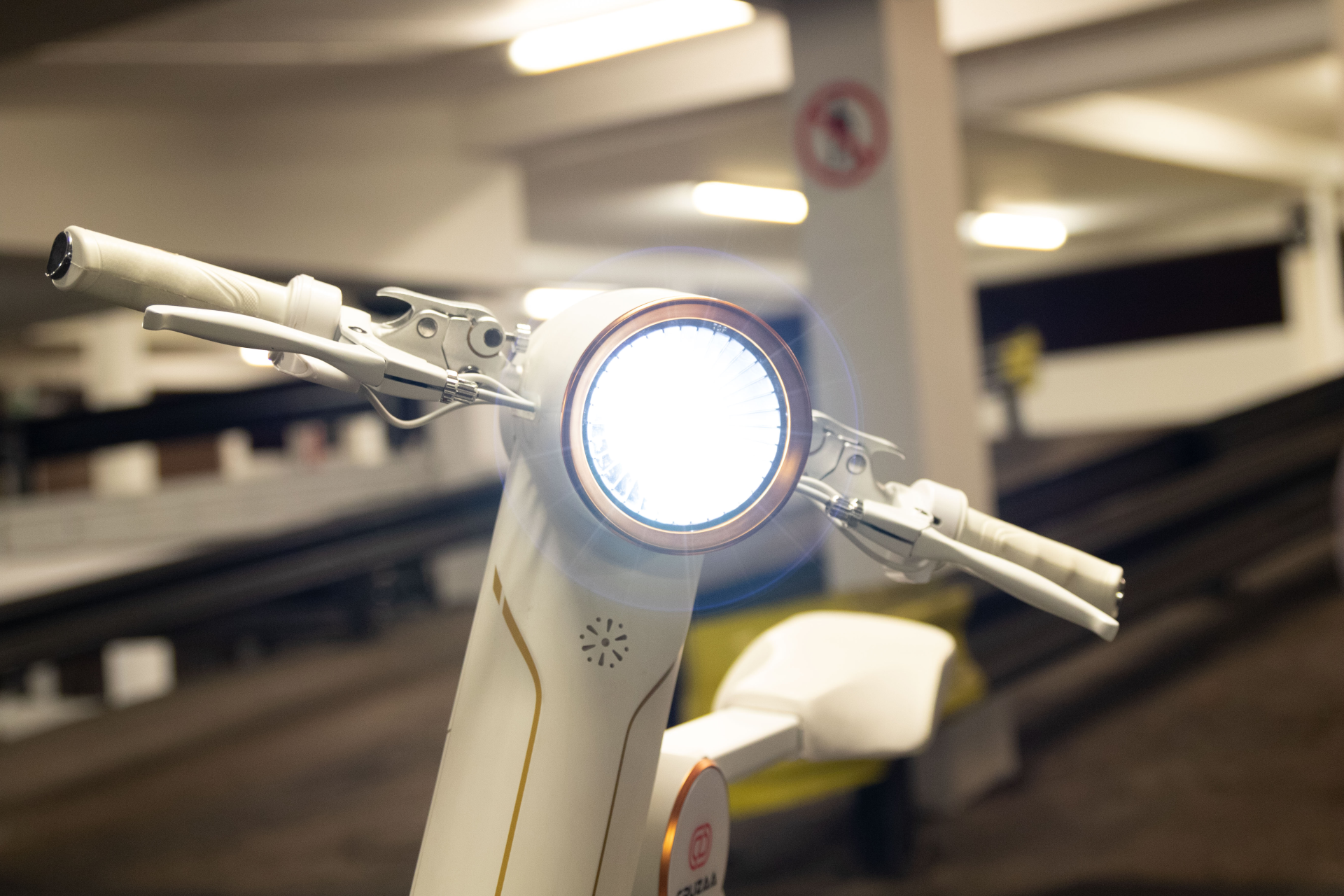 (LOWER FINAL PRICES ON OUR SITE!) The Cruzaa PRO Electric Scooter - 35km Range & 25kmh Top Speed Cruzaa Built in Bluetooth & Speakers + USB - Racing White